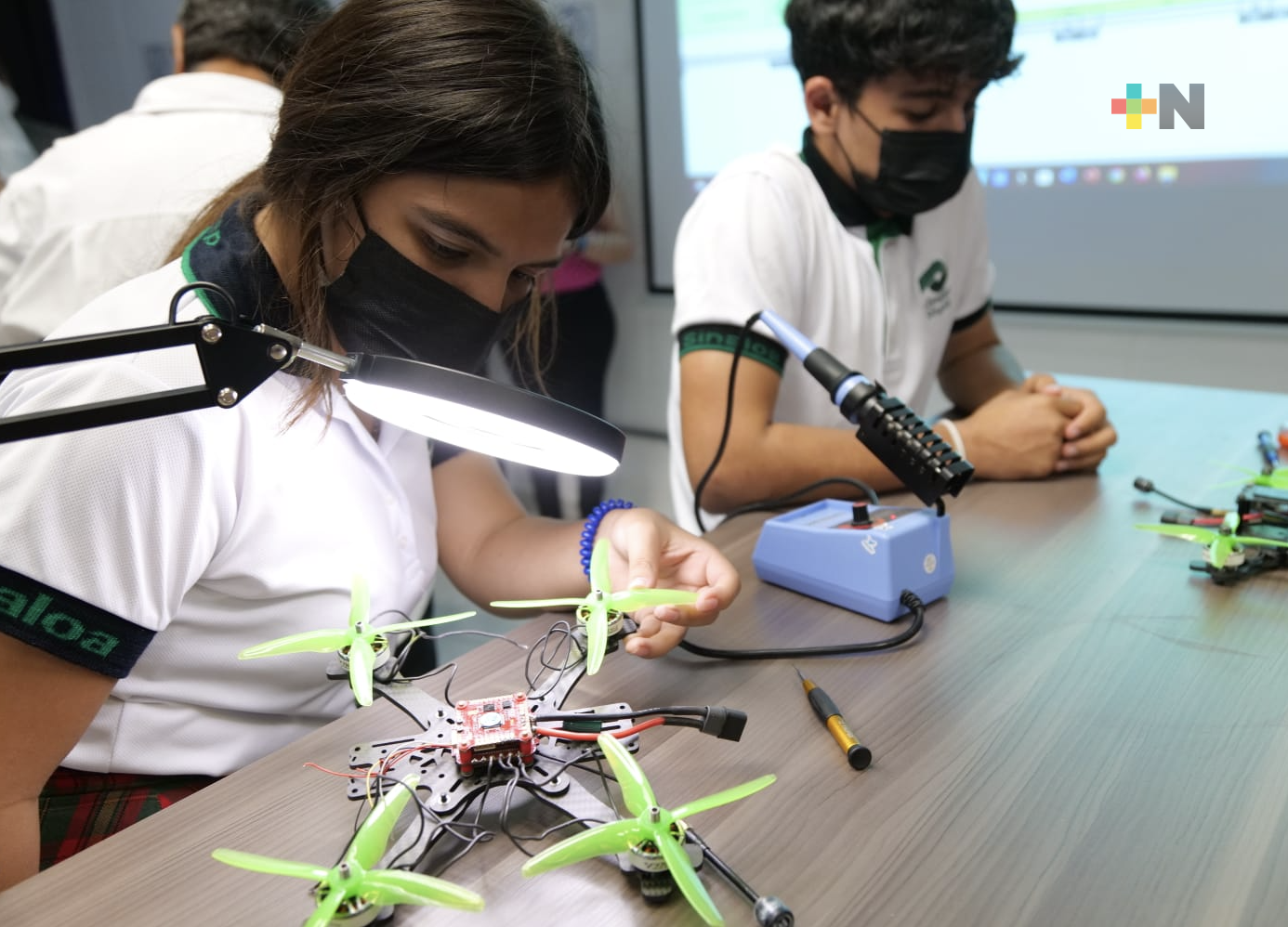Tecnológicos y Conalep construyen drones para reforestar en Veracruz